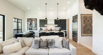 Exclusive Mountain Views, Hot Tub, near Ski Lifts