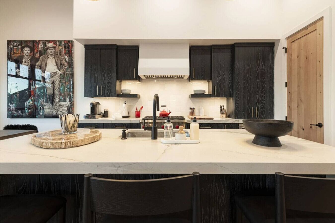 Design your dining experience in striking surroundings.