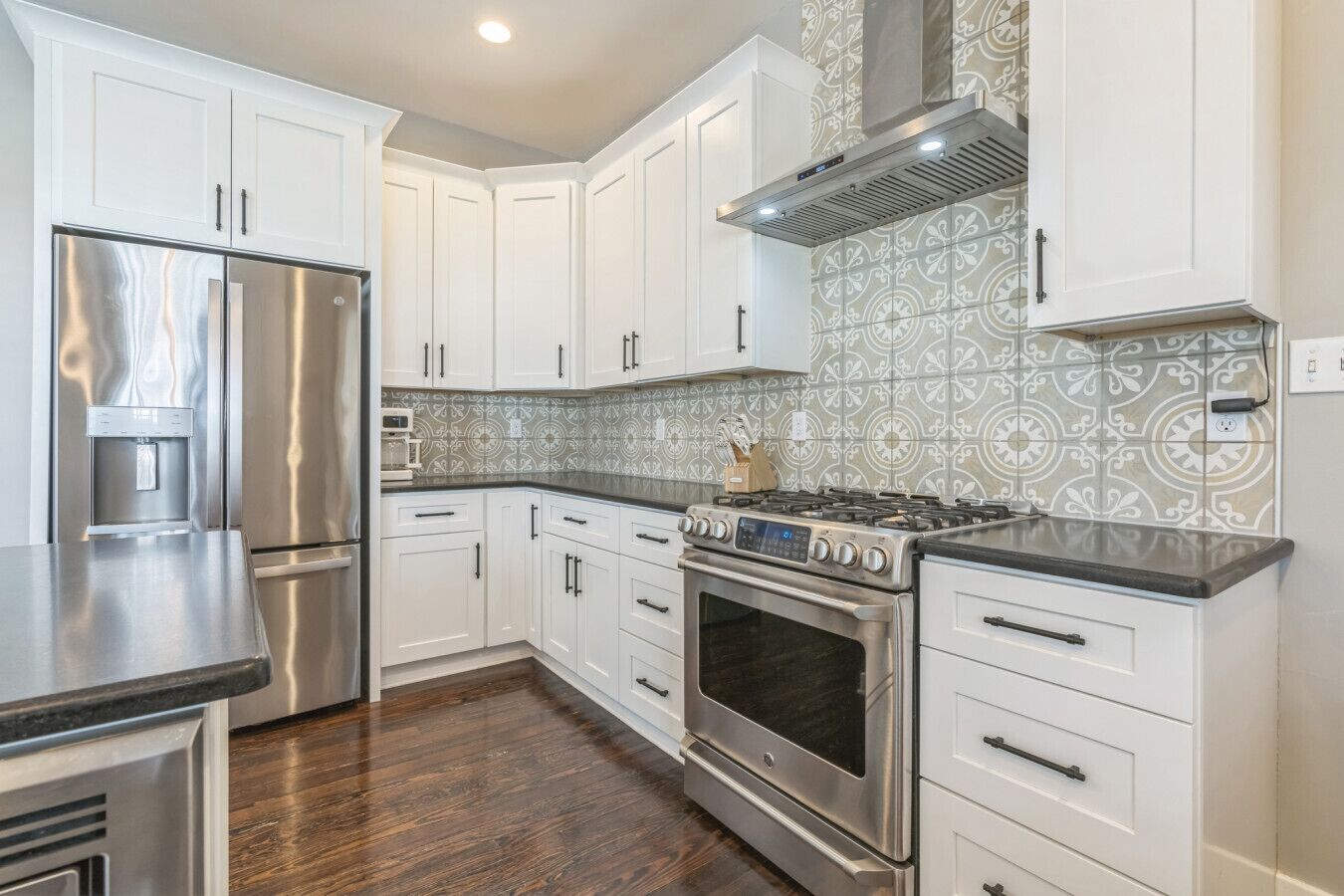 Kylskåp, mikrovågsugn, ugn och spishäll