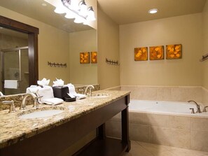 Sèche-cheveux, serviettes fournies, savon, papier toilette