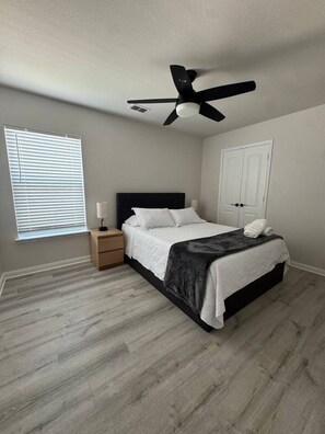 Desk, iron/ironing board, WiFi, bed sheets