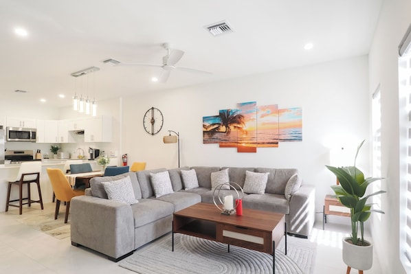 Smart TV - Marvelous 3-bedroom townhome with pool and ocean views in East End (Grand Cayman)