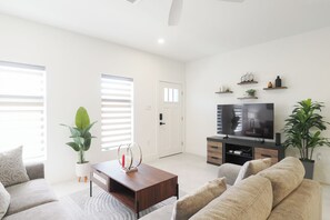 Smart TV - Marvelous 3-bedroom townhome with pool and ocean views in East End (Grand Cayman)