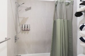 Douche, serviettes fournies, savon, shampoing