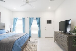 3 bedrooms, desk, iron/ironing board, free WiFi - Marvelous 3-bedroom townhome with pool and ocean views in East End (Grand Cayman)