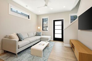 تلفزيون ذكي بحجم 42-بوصة يعرض قنوات تلفزيونية باشتراك مدفوع