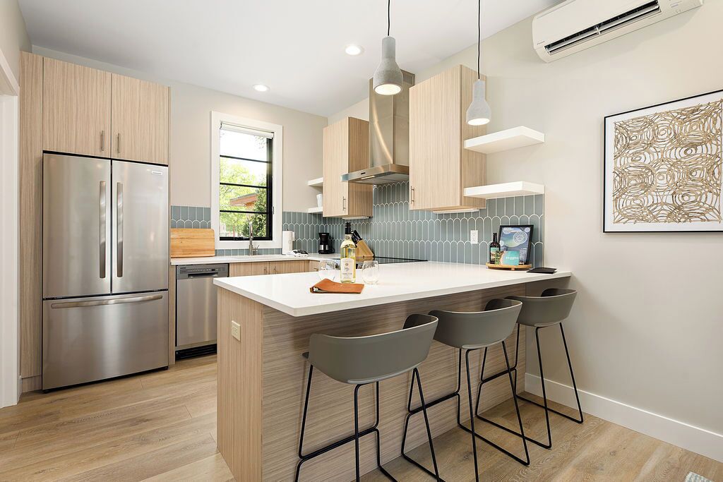 Geladeira grande, micro-ondas, fogão, cooktop