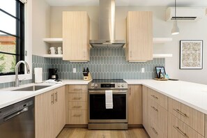 Full-size fridge, microwave, oven, stovetop