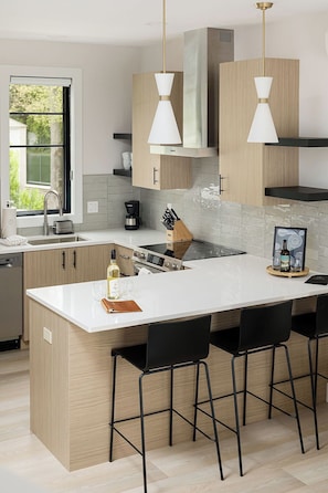 Private kitchen | Full-size fridge, microwave, oven, stovetop - Hamilton Place (Traverse City)