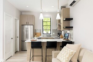 Refrigerador con freezer, microondas, horno, placa de cocina