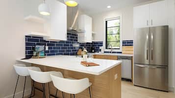 Full-size fridge, microwave, oven, stovetop