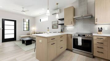 Full-sized fridge, microwave, oven, stovetop