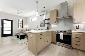 Refrigerador con freezer, microondas, horno, placa de cocina