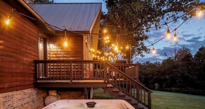 Spacious 6-bedroom cabin - Hot Tub - Game Room - Gym - Fire pit - 27 acres