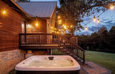 Spacious 6-bedroom cabin - Hot Tub - Game Room - Gym - Fire pit - 27 acres