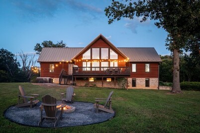 Spacious 6-bedroom cabin - Hot Tub - Game Room - Gym - Fire pit - 27 acres