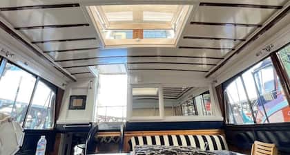 Drifted Dreamer 1-bedroom house boat in Seattle