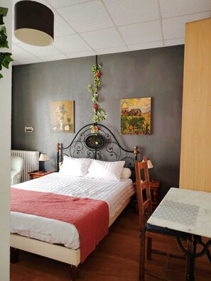 1 dormitorio, tabla de planchar con plancha, wifi y ropa de cama