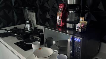 Een koelkast, een magnetron, een kookplaat