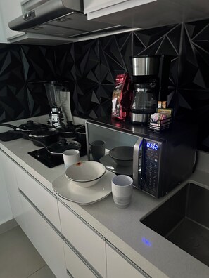 Réfrigérateur, micro-ondes, plaque de cuisson, cafetière/bouilloire