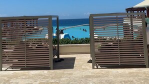 A view of a pool area with a clear blue sky. - Top Floor Condo with Stunning Caribbean & Pool Views (Sosúa)