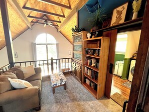 Smart-tv, een open haard, een dvd-speler en boeken