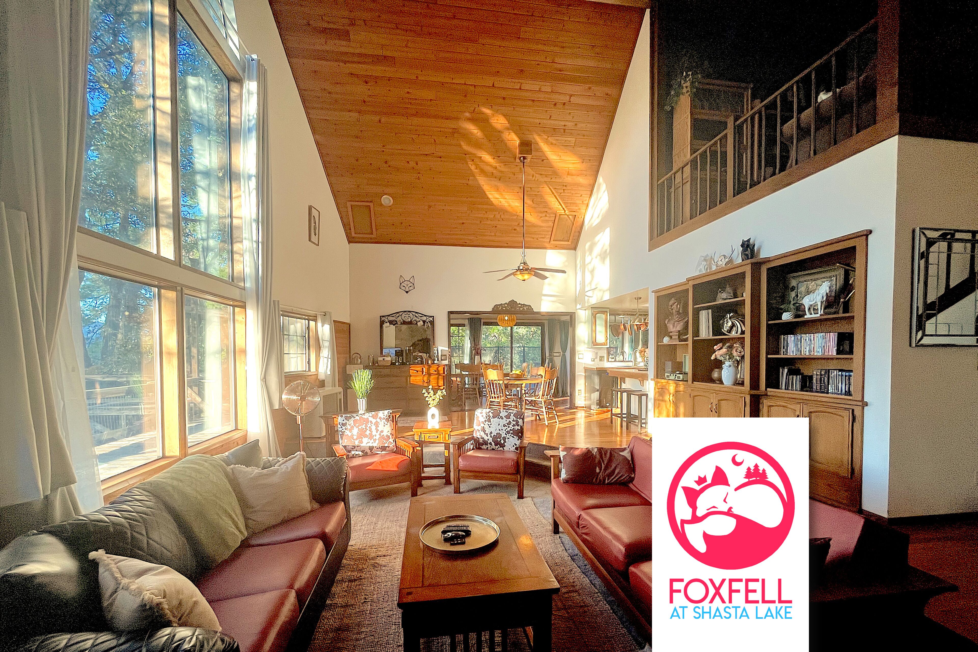 Smart-tv, een open haard, een dvd-speler en boeken