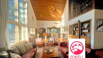 Smart-TV, Kamin, DVD-Player, Bücher