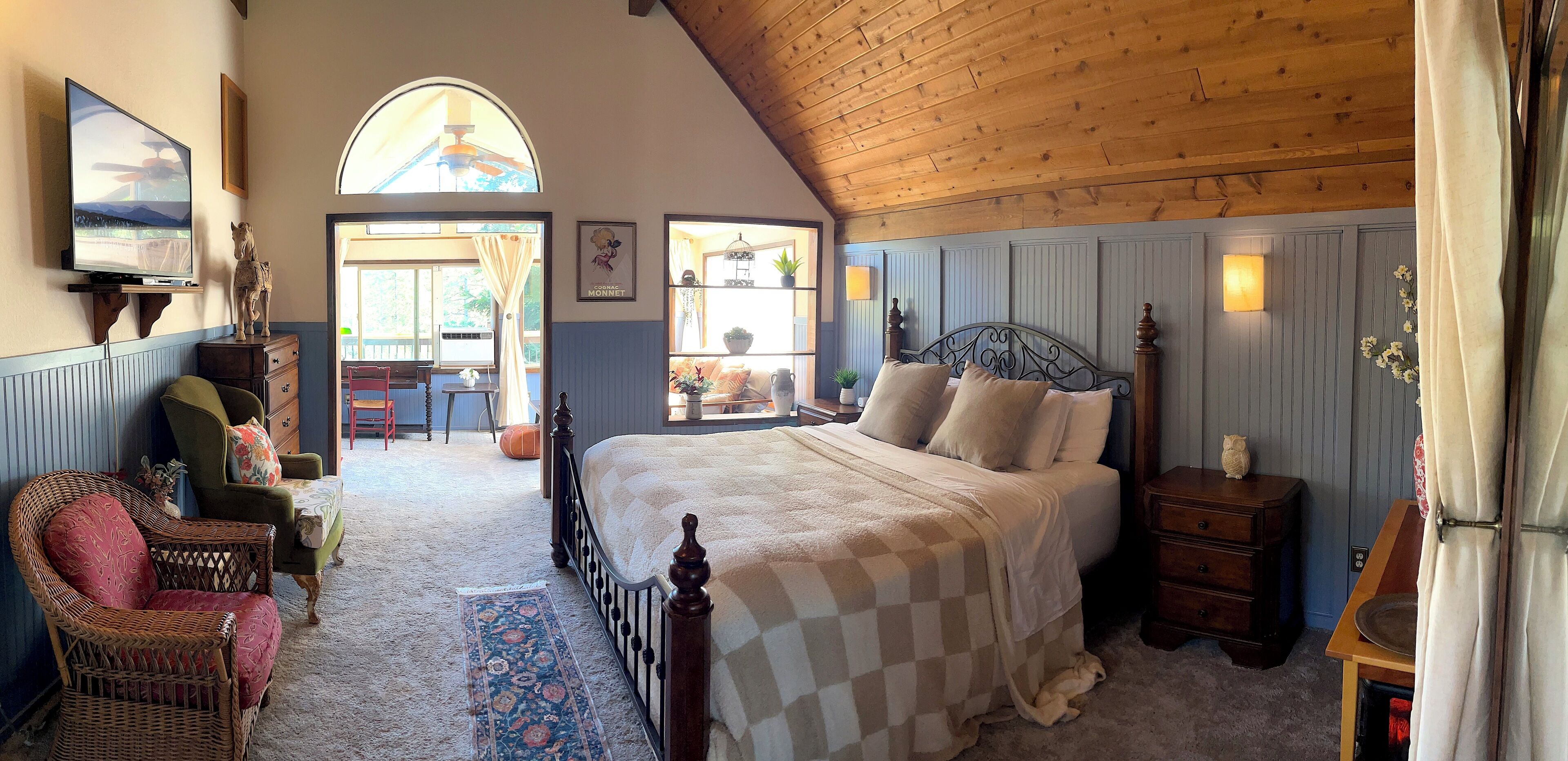 3 slaapkamers, een bureau, een strijkplank/strijkijzer, reisbedje