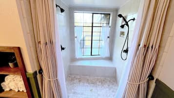 Douche, articles de toilette écologiques, sèche-cheveux