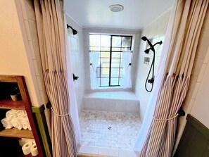 Regadera, amenidades de baño ecológicas, secadora de cabello, toallas 