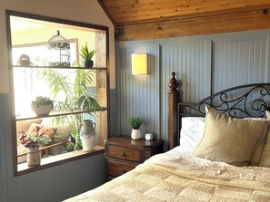 3 habitaciones, escritorio y tabla de planchar con plancha 