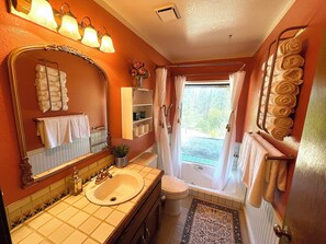 Een douche,  milieuvriendelijk toiletgerief, een haardroger, een bidet