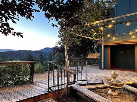 Terrace/patio. “NEW” Ideally Located 4 Acre Nature Retreat: Pet Friendly, WIFI, 360 Views