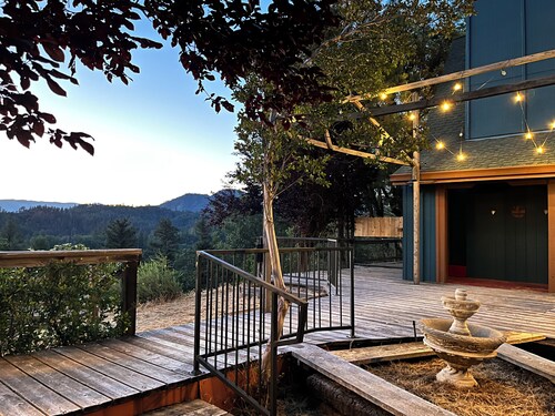 “NEW” Ideally Located 4 Acre Nature Retreat: Pet Friendly, WIFI, 360 Views