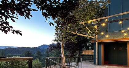 “NEW” Ideally Located 4 Acre Nature Retreat: Pet Friendly, WIFI, 360 Views