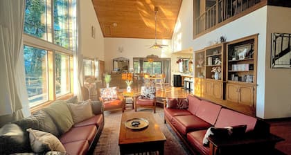 Foxfell At Shasta Lake: An Enchanting Roomy Cabin w/ A+ Views & Themed Kids Room
