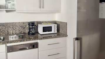 Microondas, horno, placa de cocina, lavavajillas