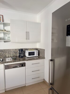 Microwave, oven, stovetop, dishwasher - 2-bedroom spacious Apt in Hato with HUGE Breezy Balcony, book Oct 9th- Regatta (Kralendijk)