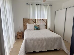 2 bedrooms, WiFi, bed sheets - 2-bedroom spacious Apt in Hato with HUGE Breezy Balcony, book Oct 9th- Regatta (Kralendijk)