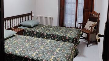 3 bedrooms, desk, iron/ironing board, WiFi (free)