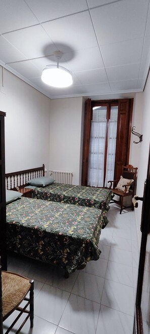 3 bedrooms, desk, iron/ironing board, free WiFi