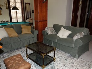 Älytelevisio, takka, pöytäjalkapallopöytä, pöytätennispöytä