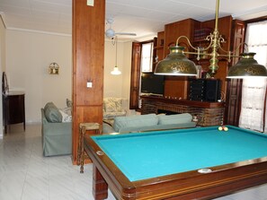 Smart TV, chimenea, futbolito, mesa de ping pong
