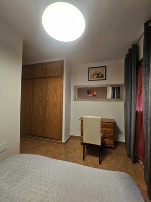 4 bedrooms, desk, iron/ironing board, free WiFi