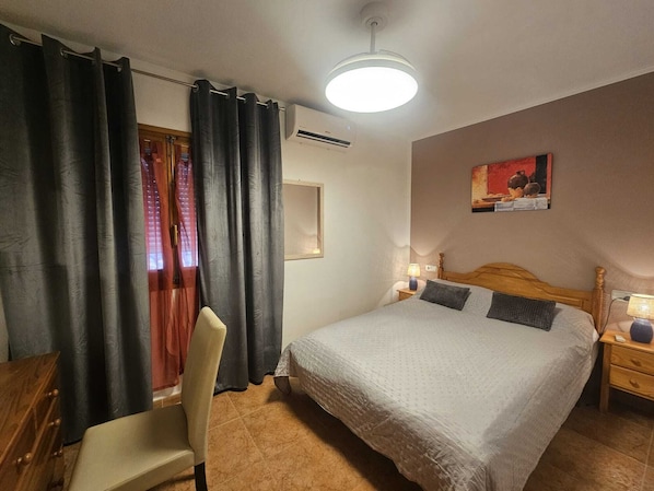 4 bedrooms, desk, iron/ironing board, free WiFi
