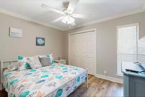 3 bedrooms, iron/ironing board, free WiFi, bed sheets - Coastal Comfort (St. Simons Island)