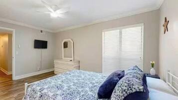 3 slaapkamers, een strijkplank/strijkijzer, gratis wifi, beddengoed