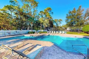 Outdoor pool - Coastal Comfort (St. Simons Island)