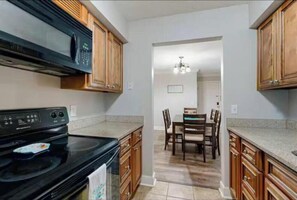 Fridge, microwave, oven, stovetop - Coastal Comfort (St. Simons Island)